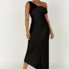 Yvette slip maxi-jurk met asymmetrische zoom – Zwart Yvette slip maxi-jurk met asymmetrische zoom – Zwart