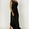 Yvette slip maxi-jurk met asymmetrische zoom – Zwart Yvette slip maxi-jurk met asymmetrische zoom – Zwart