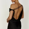 Yvette slip maxi-jurk met asymmetrische zoom – Zwart Yvette slip maxi-jurk met asymmetrische zoom – Zwart